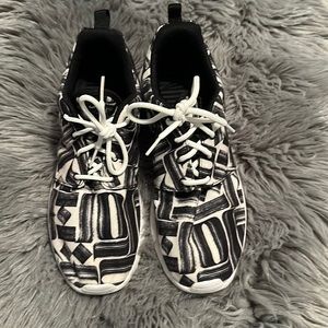 Women size 9 Nike Roshe One Print shoes - slightly worn